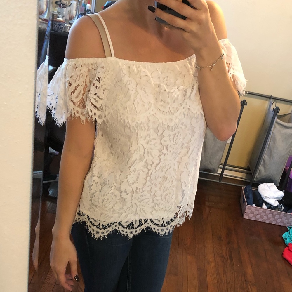 White lace off the shoulder / cold shoulder top!